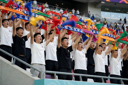 看台上球迷挥舞围巾为球队加油助威的热烈场景