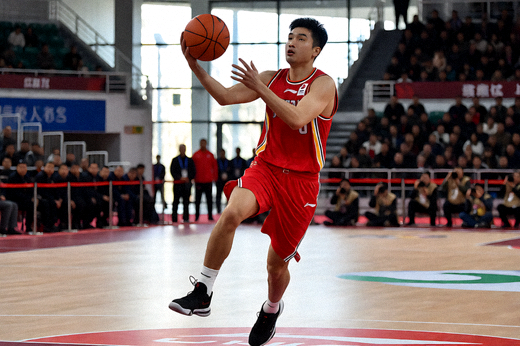CBA联赛室内比赛现场球员突破上篮画面